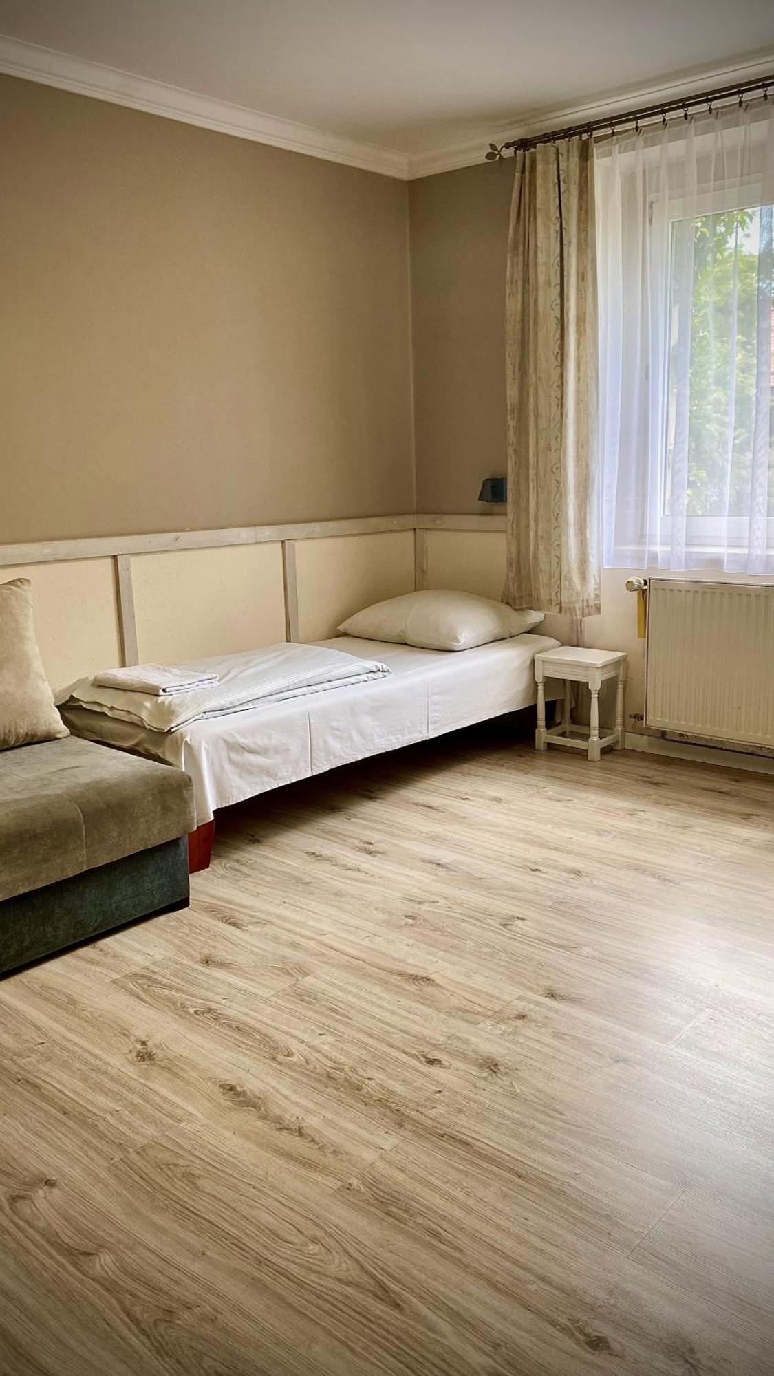 Villa Pod Orzechem W Zaniemyslu Экстерьер фото
