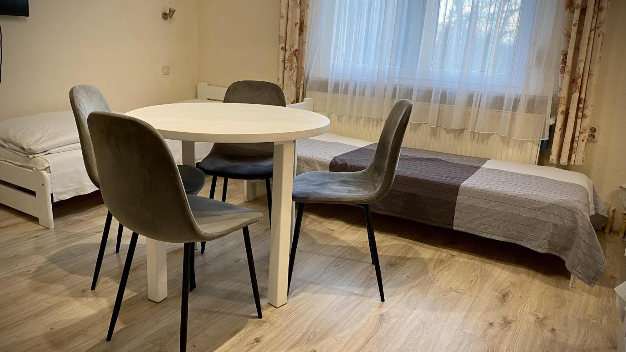Villa Pod Orzechem W Zaniemyslu Экстерьер фото